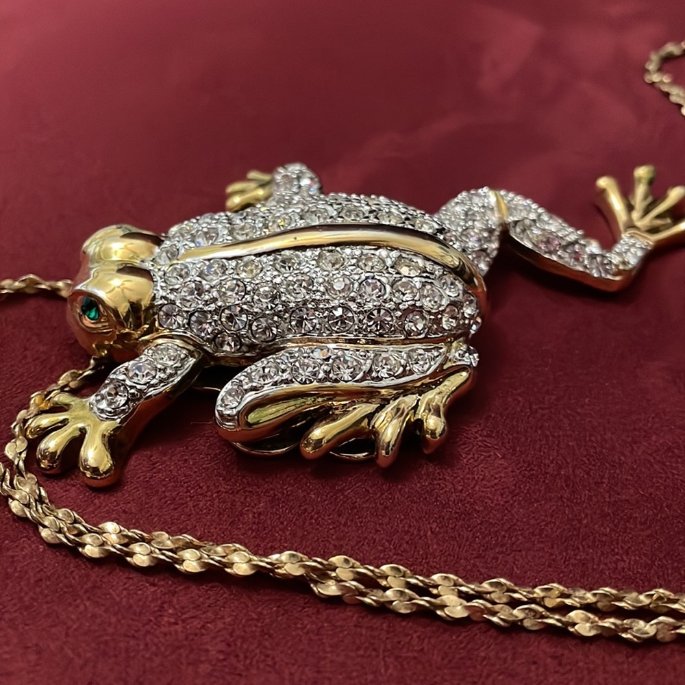 Gold tone Crystal Frog pendant - Picture 4 of 9